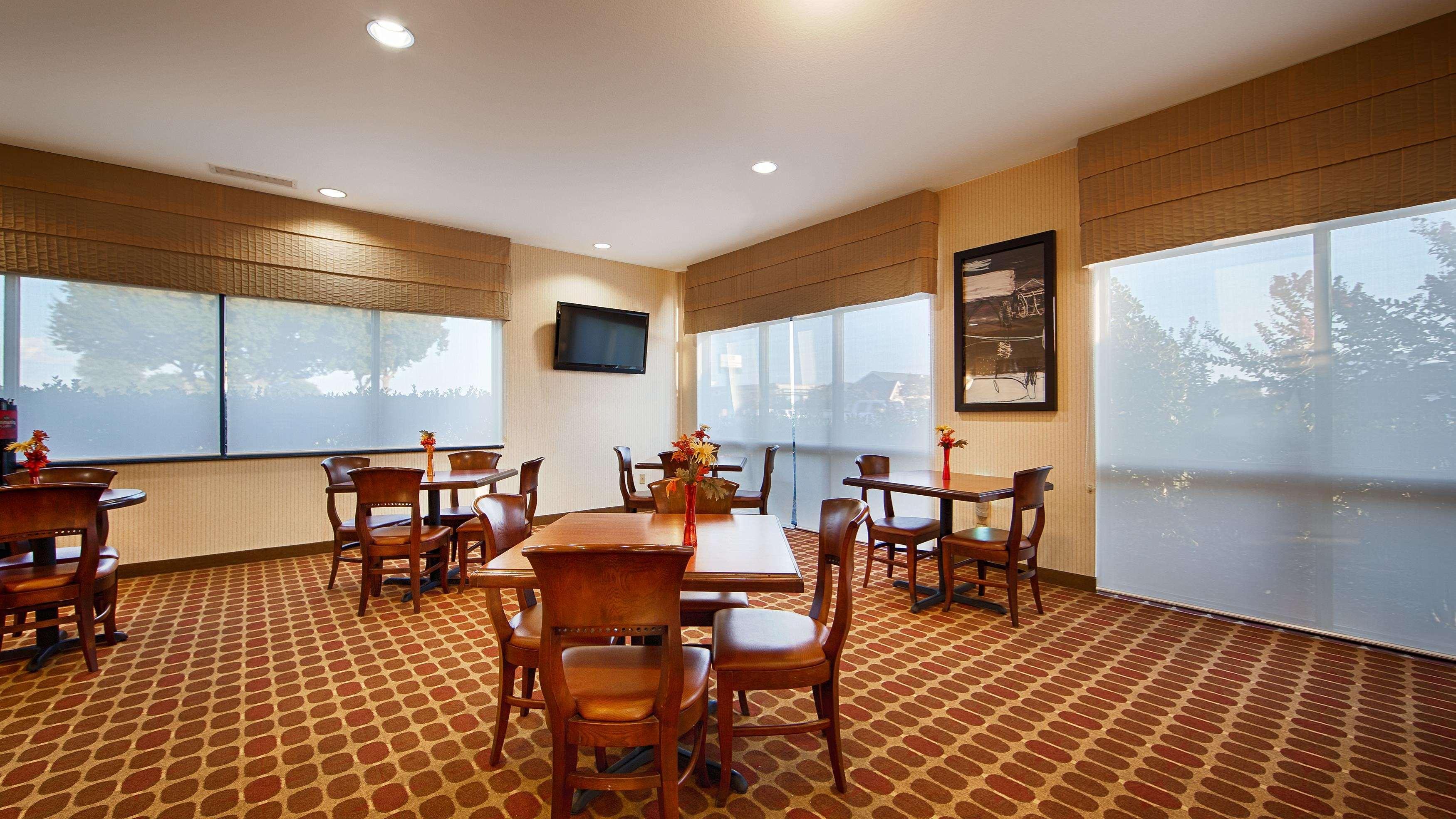 Best Western Plus Castlerock Inn & Suites Bentonville Esterno foto